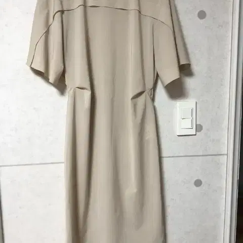 모조에스핀 반팔 연베이지 럭셔리 미디 원피스 하객룩 출근룩 결혼식