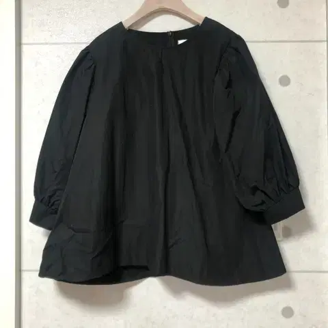 바스락 A라인 벌룬 퍼프 블라우스 블랙 하객룩 출근룩 임부복