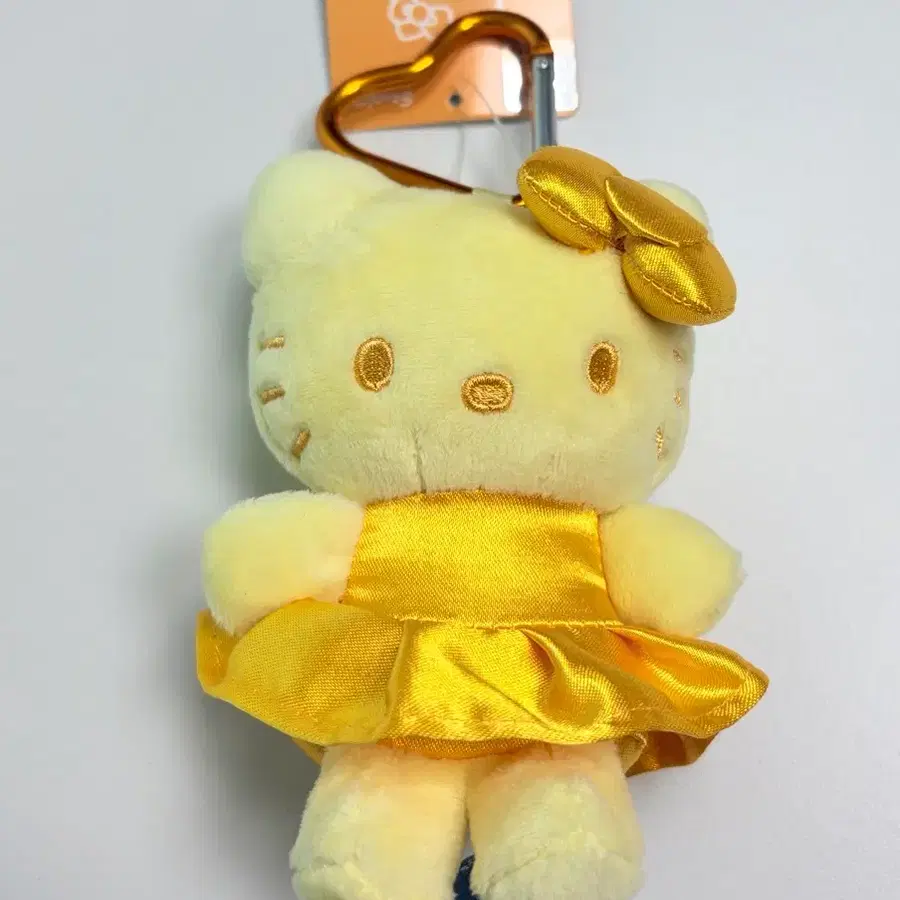 산리오 헬로키티 컬러풀 옐로우 인형 키링 8cm 새상품 정품 하트 카라비너