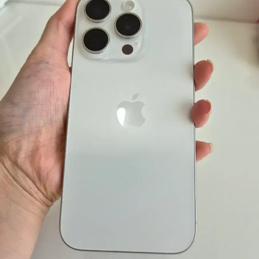 아이폰 15 Pro Max 화이트 티타늄