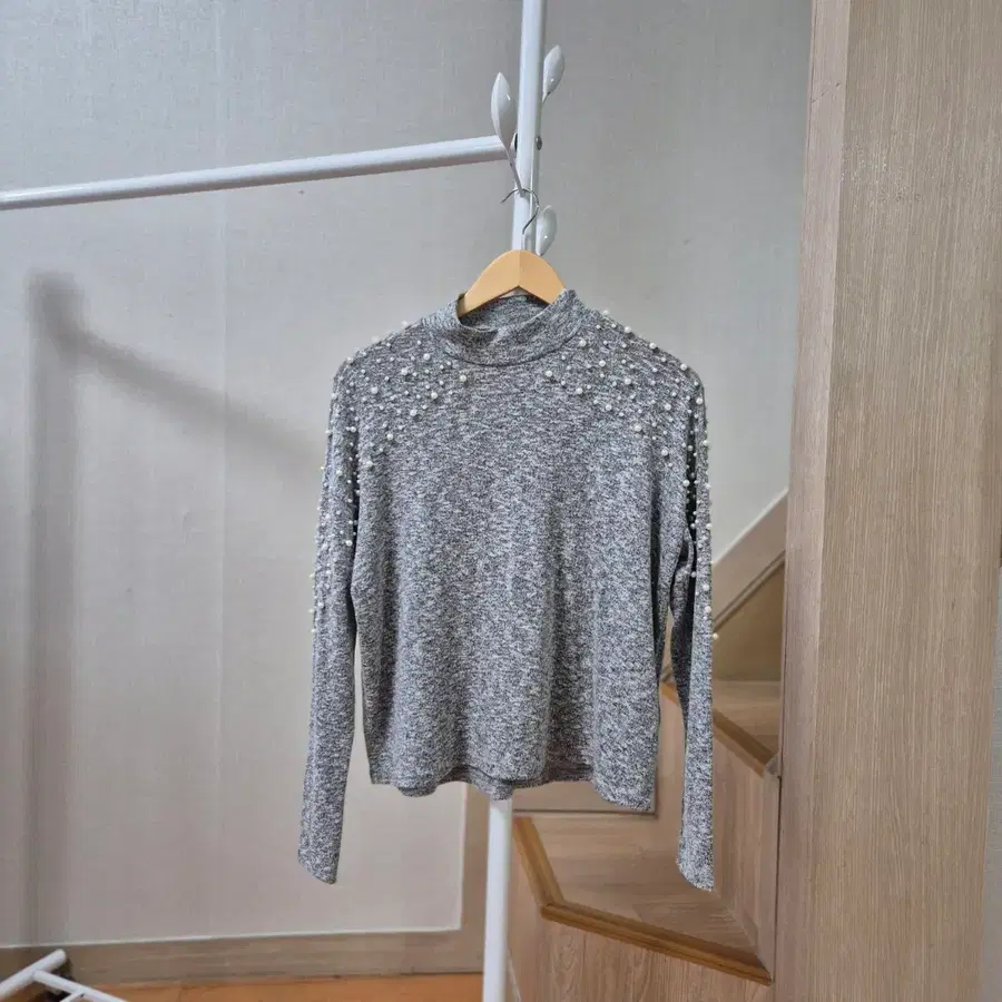 H&M 진주 장식 목폴라 니트 그레이