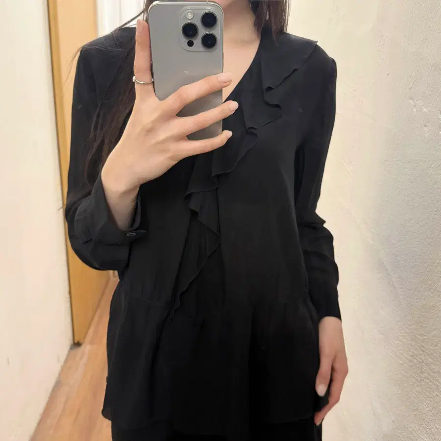 아페쎄 긴팔 블라우스 브이넥 러플 드레이프 허리 밴딩 디테일 슬림핏 블랙