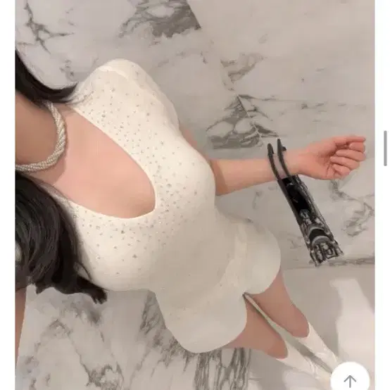 루체블 큐빅 브이넥 슬림니트 지블랙 수입의류 스와로브스키