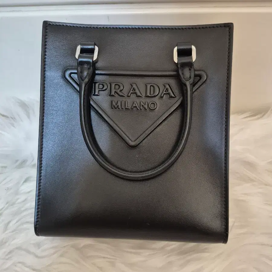 (프라다)엠보싱 삼각로고 블랙 레더 토드백*1번착용 새상품급*