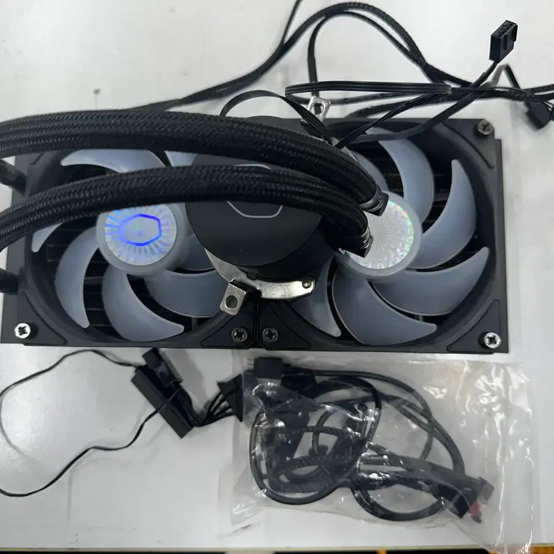 쿨러마스터 ML240L V2 RGB 판매합니다.