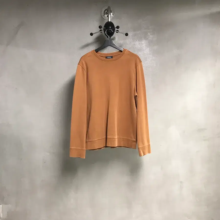 APC 아페쎄 맨투맨 카멜 XL