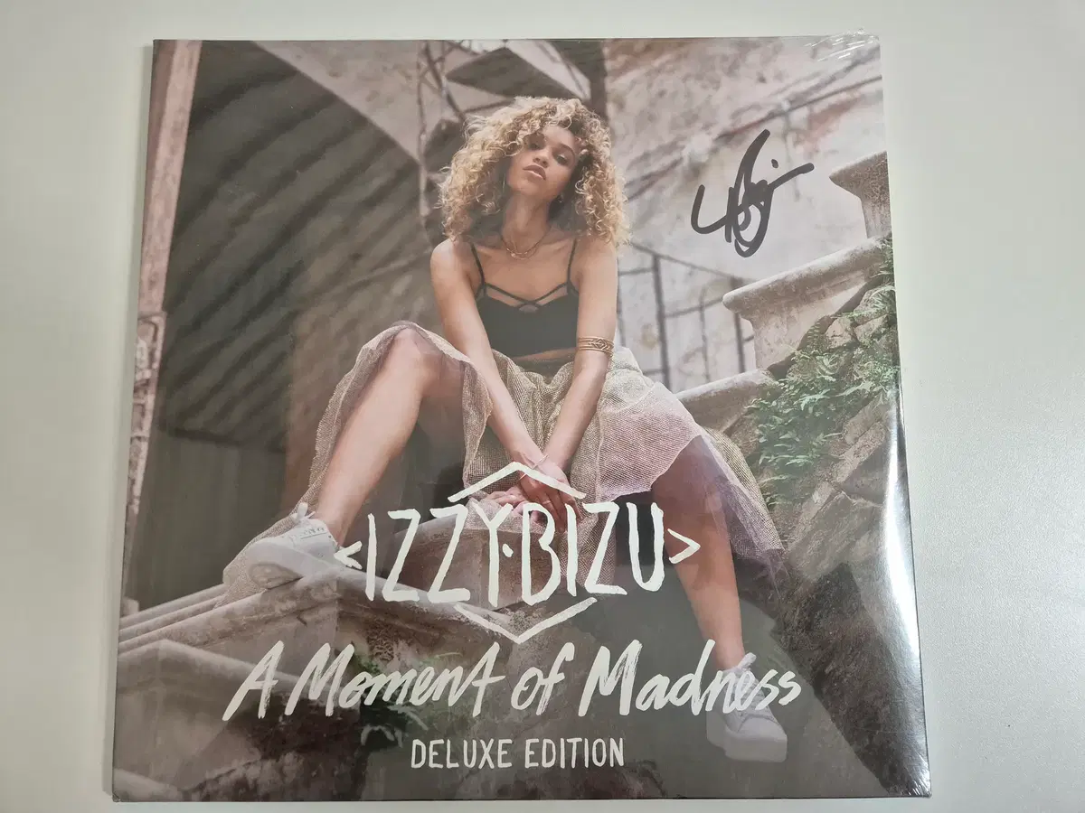 Izzy Bizu 사인반 lp