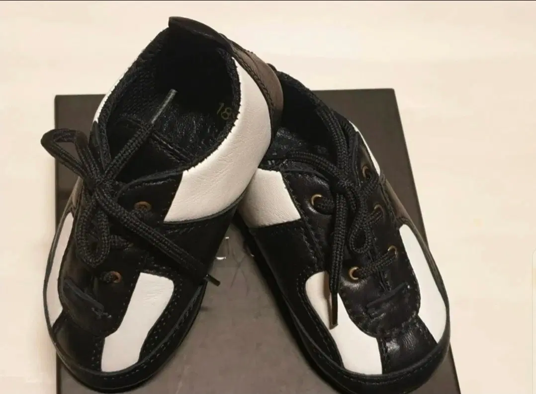 GUCCI 정품  가죽아가신발입니다(새제품)