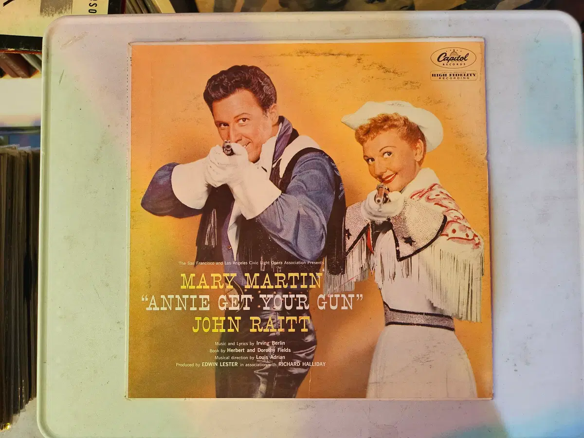브로드웨이 스타 메리 마틴(Mary Martin)과 존 레이트(John Raitt)가 주연을 맡은 어빙 벌린(Irving Berlin)의 명작 뮤지컬 Annie Get Your
