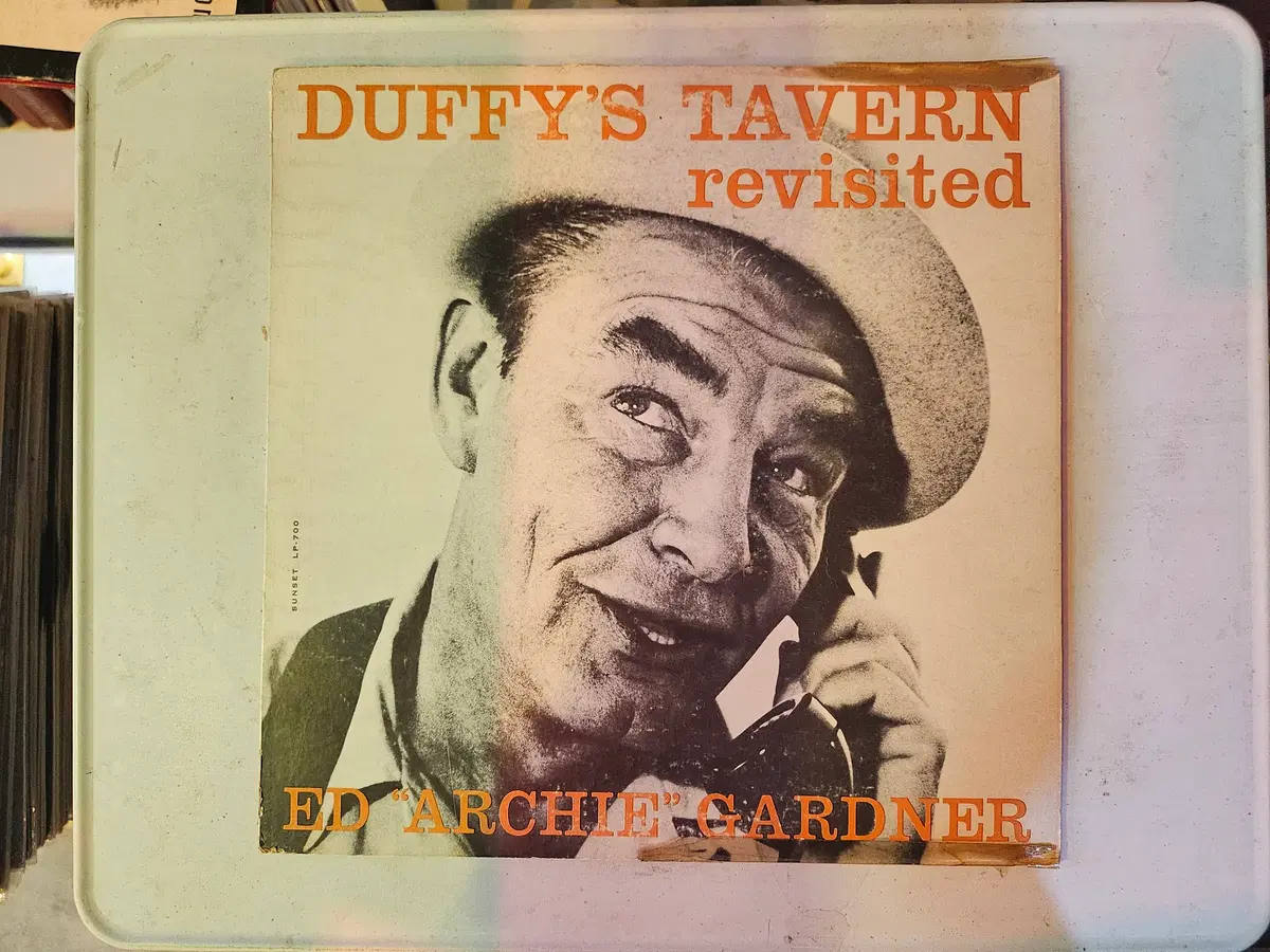 전설적인 시트콤 더피스 태번 (Duffy's Tavern)의 오리지널 방송 음원을 담은 Duffy's Tavern Revisited LP