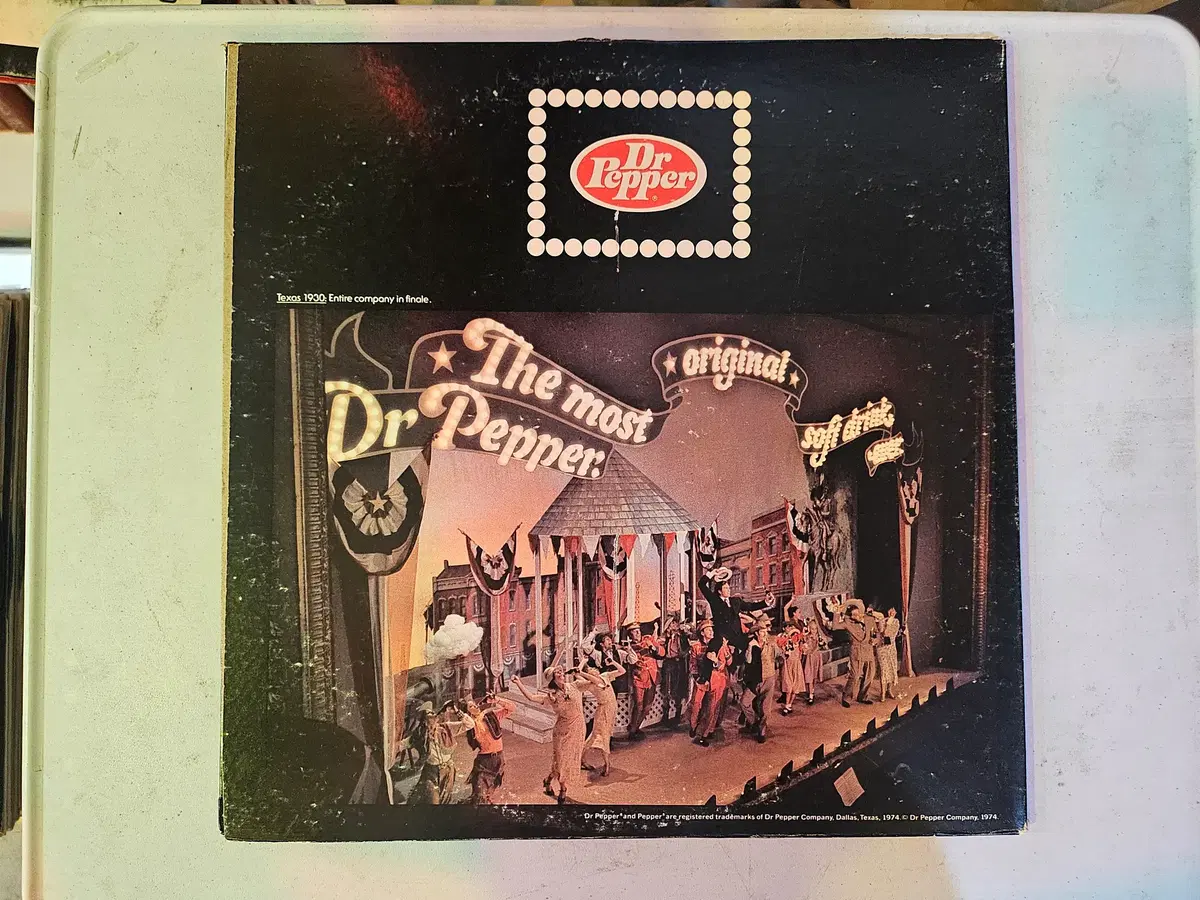 닥터 페퍼(Dr Pepper)사에서 1974년 광고 캠페인을 기념하여 한정판 프로모션으로 제작한 매우 독특한 LP 음반 Dr Pepper. The Most Origina