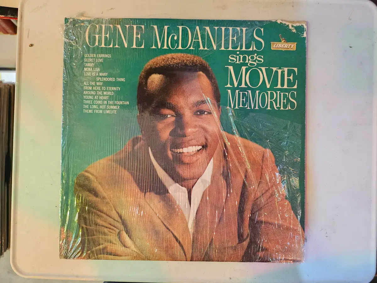 소울 재즈 보컬리스트이자 싱어송라이터인 진 맥대니얼스(Gene McDaniels)가 1962년에 발표한 콘셉트 명반 Gene McDaniels Sings Movie Memorie