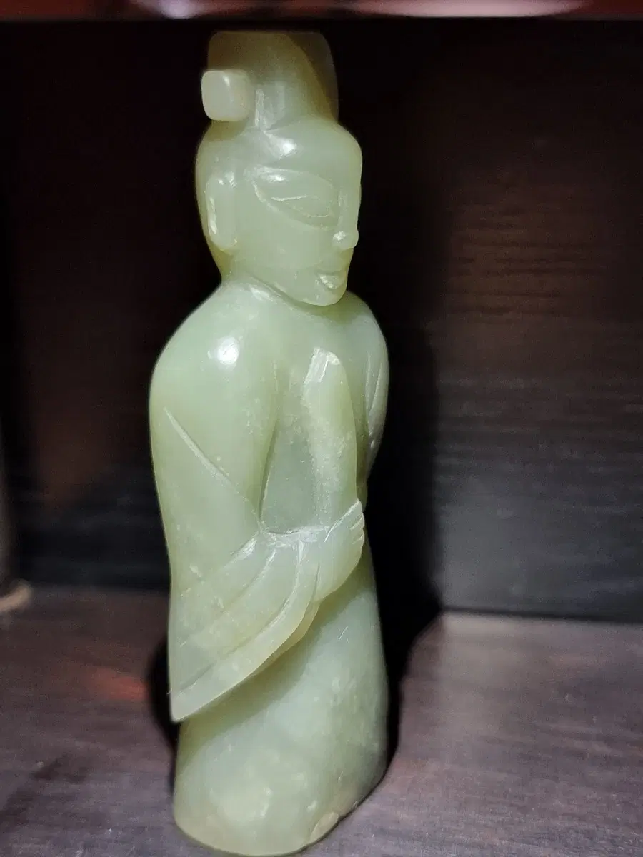 오래된 상급 품격의 허티엔 옥 관료상으로 청백옥입니다 화전옥 인물상 조각품