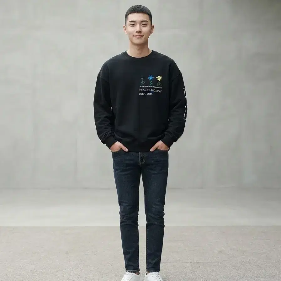 더 뮤지엄 비지터 맨투맨 블랙