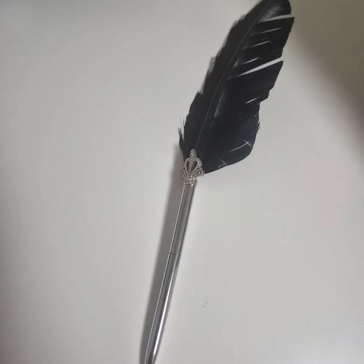 왕관 장식 깃털펜 블랙