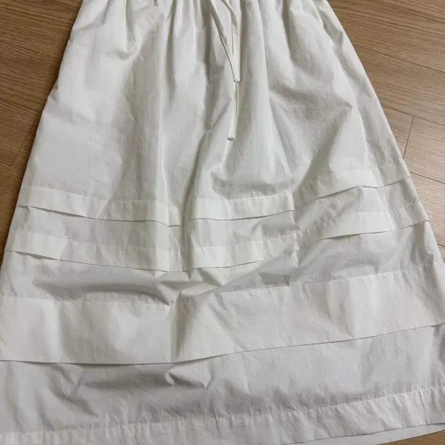 낫띵리튼 스커트 화이트