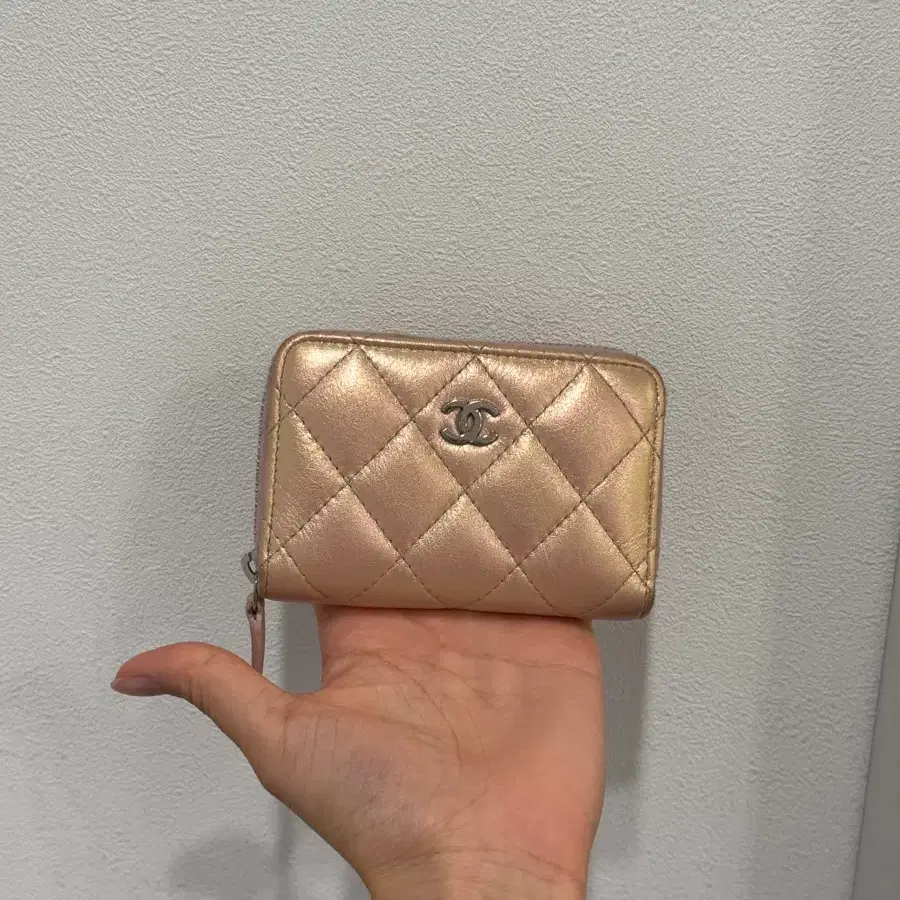 CHANEL 샤넬 클래식 퀼팅 지퍼 은장 캐비어