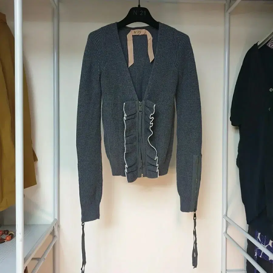 N21 시그니쳐 프릴장식 헤비울 니트 집업가디건 MSGM 가니 마르니 맥퀸 비비안웨스트우드 시몬로샤 사카이