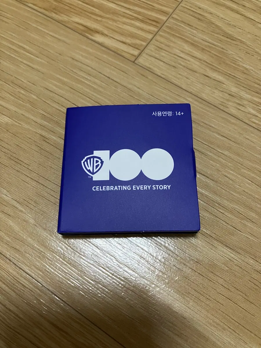 워너브라더스 100주년 기념 뱃지