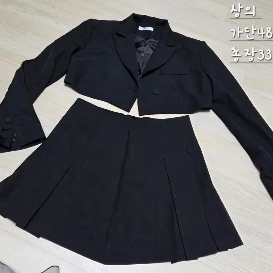 블랙 크롭 자켓 플리츠 스커트 세트