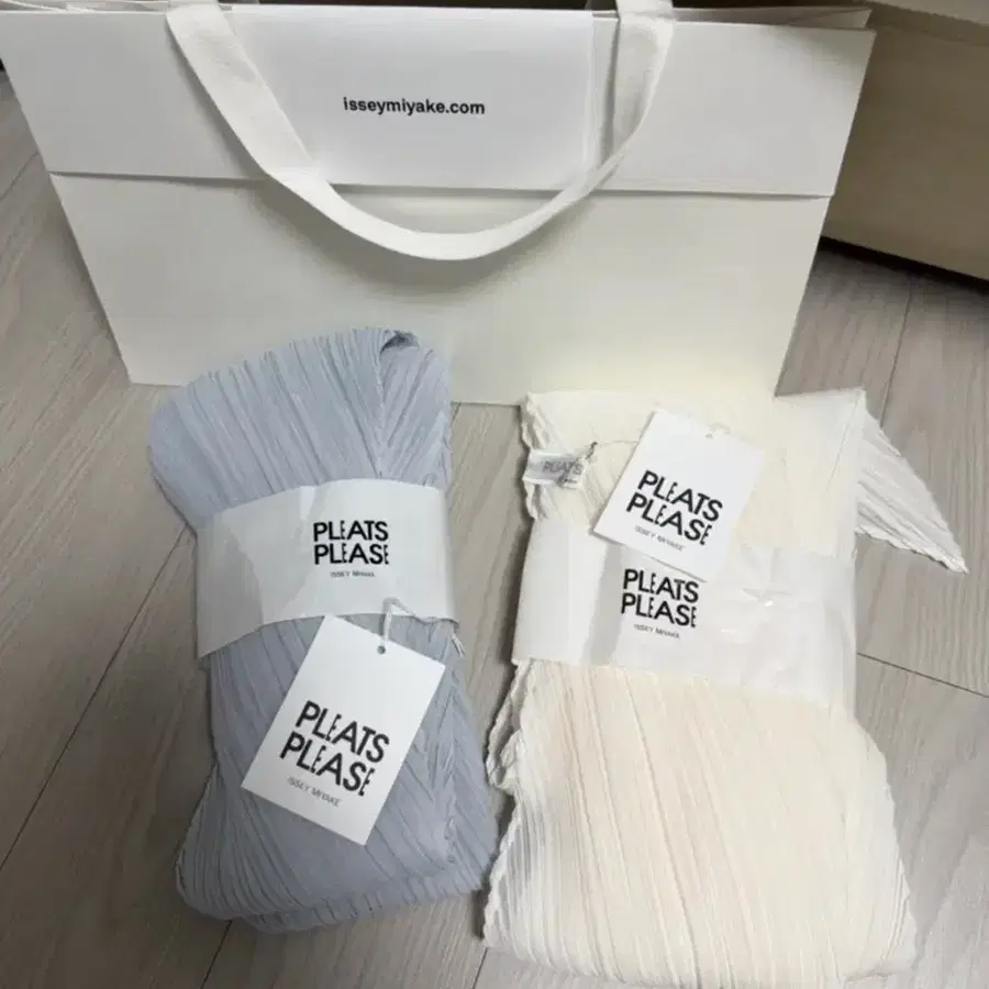 (새상품)플리츠플리즈 스카프 라이트그레이