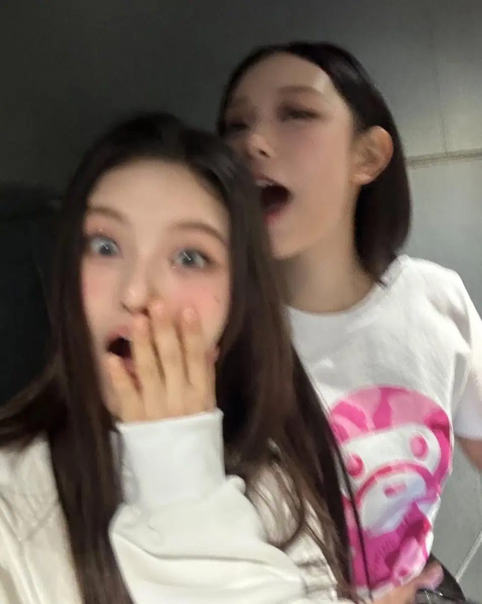 뉴진스 z플립5 케이스 삽니다