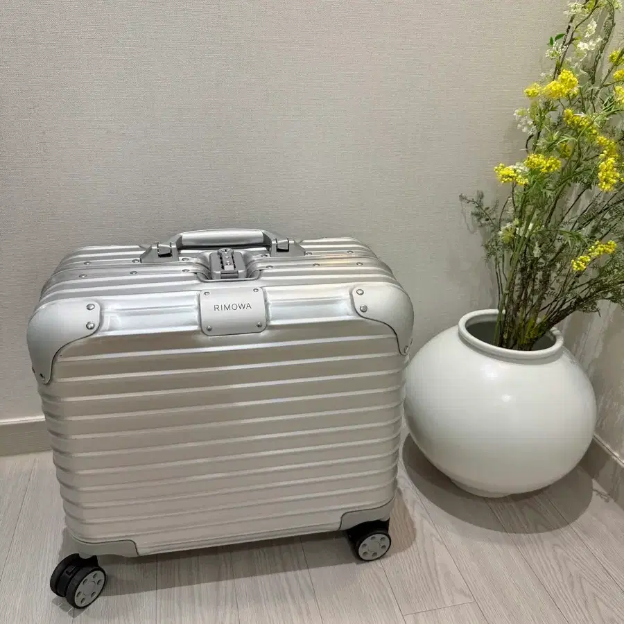 리모와 오리지널 컴팩트 실버 색상
