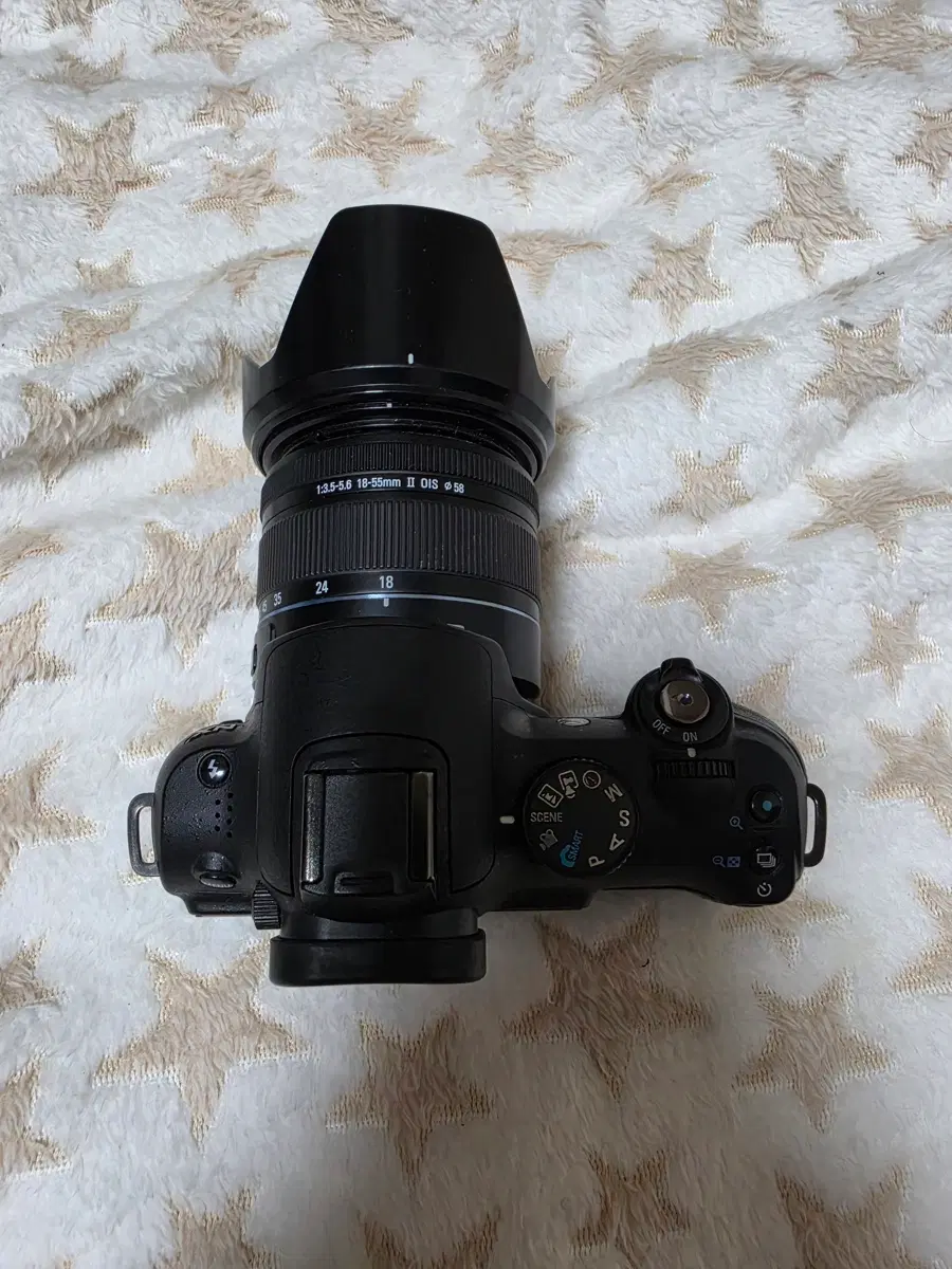 삼성 미러리스 중급기 NX11 18-55mm 번들렌즈 정품배터리 1개 .호환메모리4GB. 파손없음.화면부분사용감있음(사진참고)