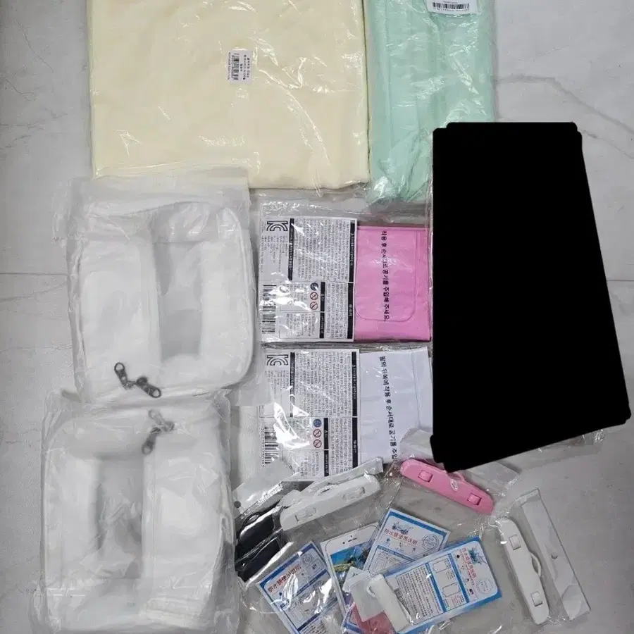 어린이 또는 학생용 래쉬가드 남녀 제품 각각 판매, 튜브, 방수팩, 타올 판매