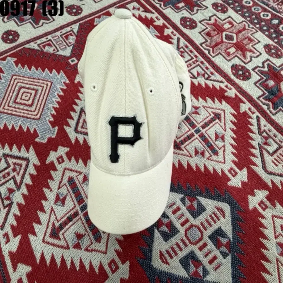 MLB  P 로고 볼캡 아이보리 9/17
