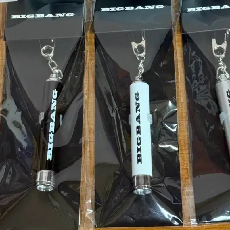 빅뱅 코스모스 20주년 전시회 페이스 뱃지 LED 키링 지디 태양 대성