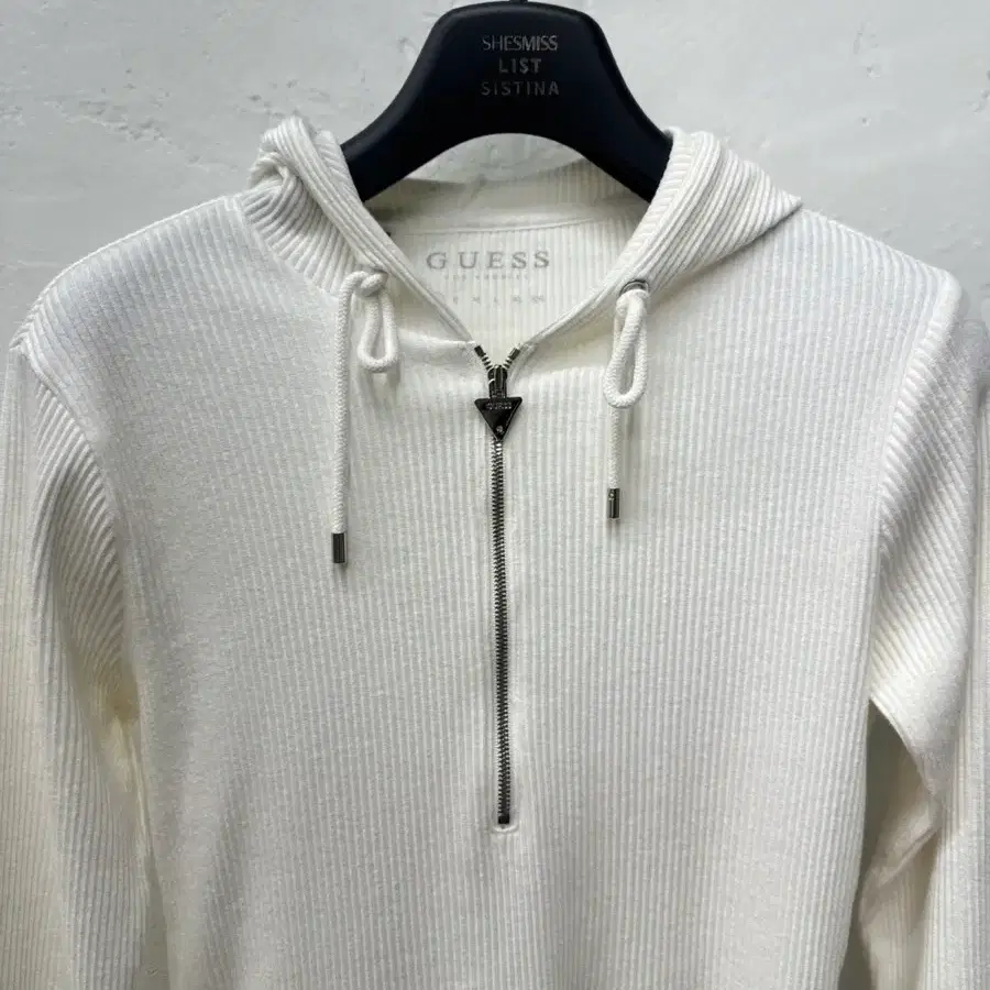 [상태좋음] 게스(GUESS) 상의 여성 후드티 아이보리 반집업 골지 스판 긴팔 XS