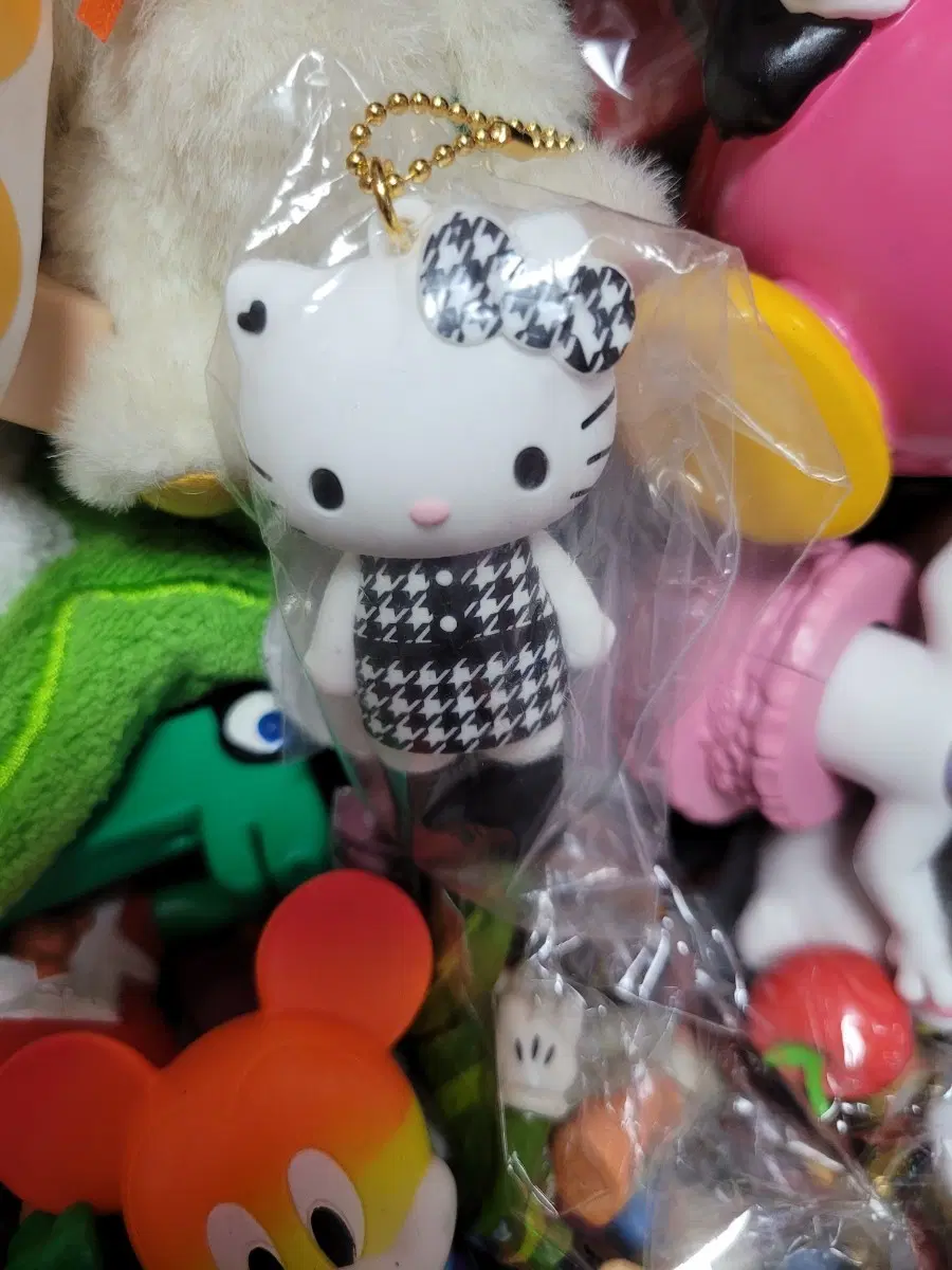 헬로키티 인형 키링 체크무늬