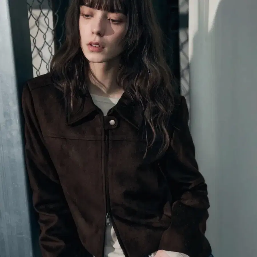 레더리) 커브드 스웨이드 크롭 집업 자켓 [DARK BROWN]