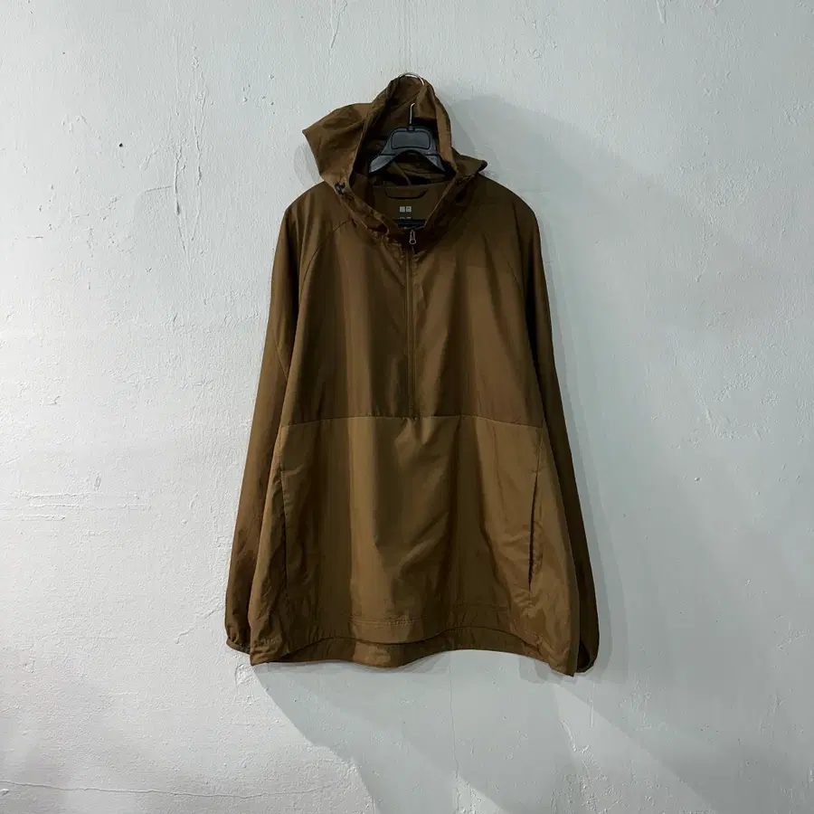 유니클로 경량바람막이 아노락 XL