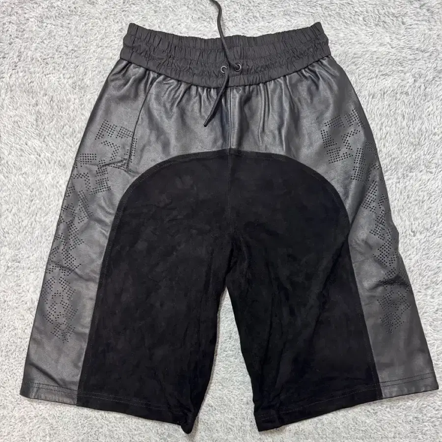 알렉산더 왕 X h&m 콜라보 가죽 반바지 (유럽 XS)