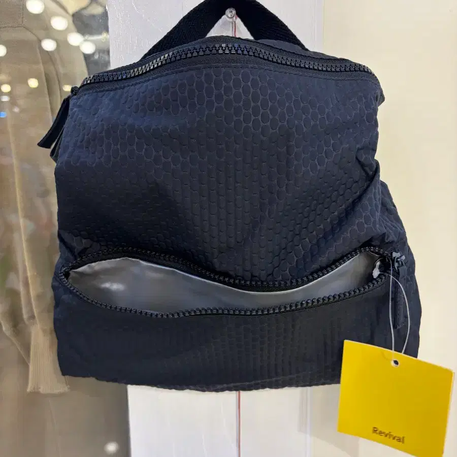 만다리나덕(MANDARINA DUCK)의 리바이벌(REVIVAL) 크로스백(품번: 7RT14001) 블랙