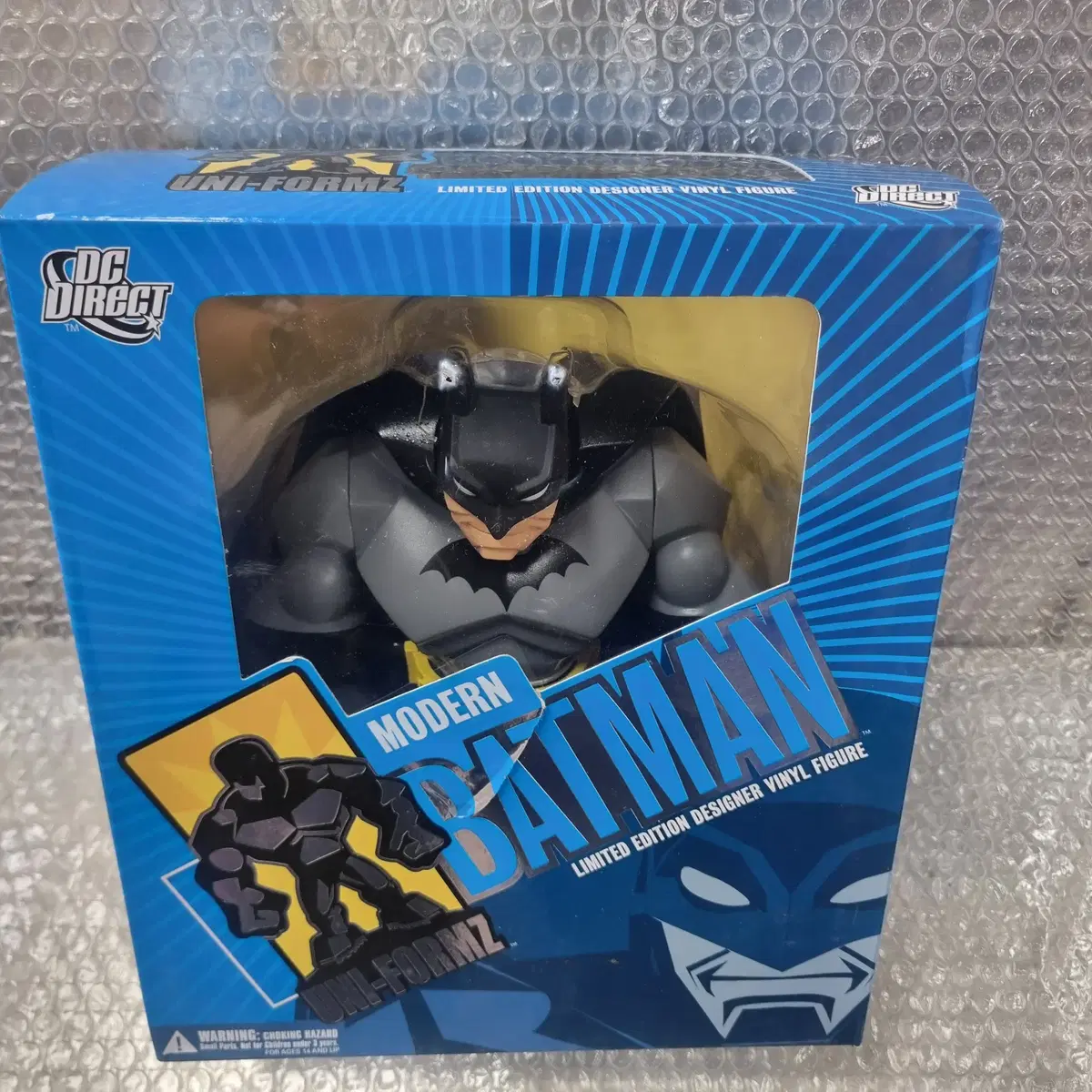 DC Direct Uni-Formz 모던 수트 배트맨 디자이너 비닐 피규어 리미티드에디션