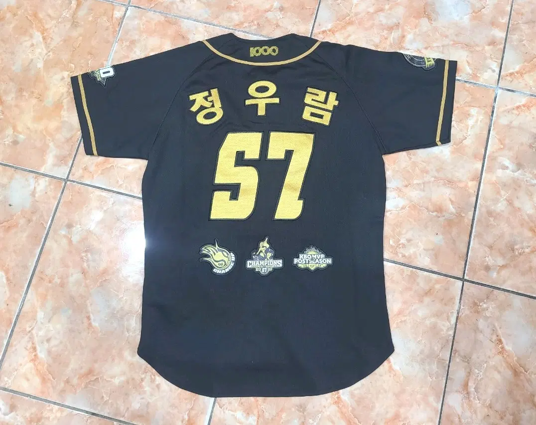 정우람 1000경기 출장 기념 유니폼