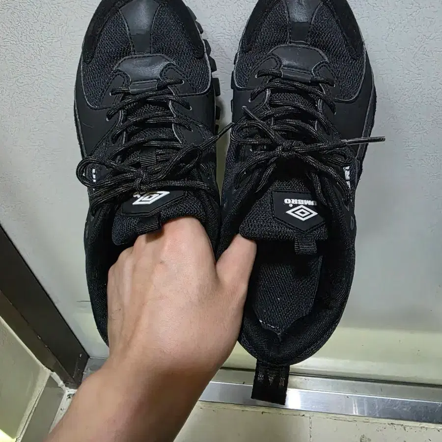 엄브로 운동화 블랙 260