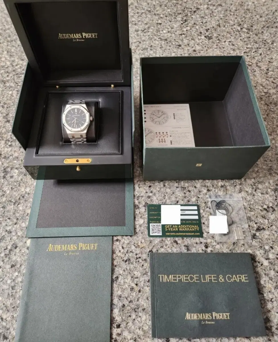 오데마피게 AP 로얄오크 스틸 검판 41mm 15400 판매합니다.