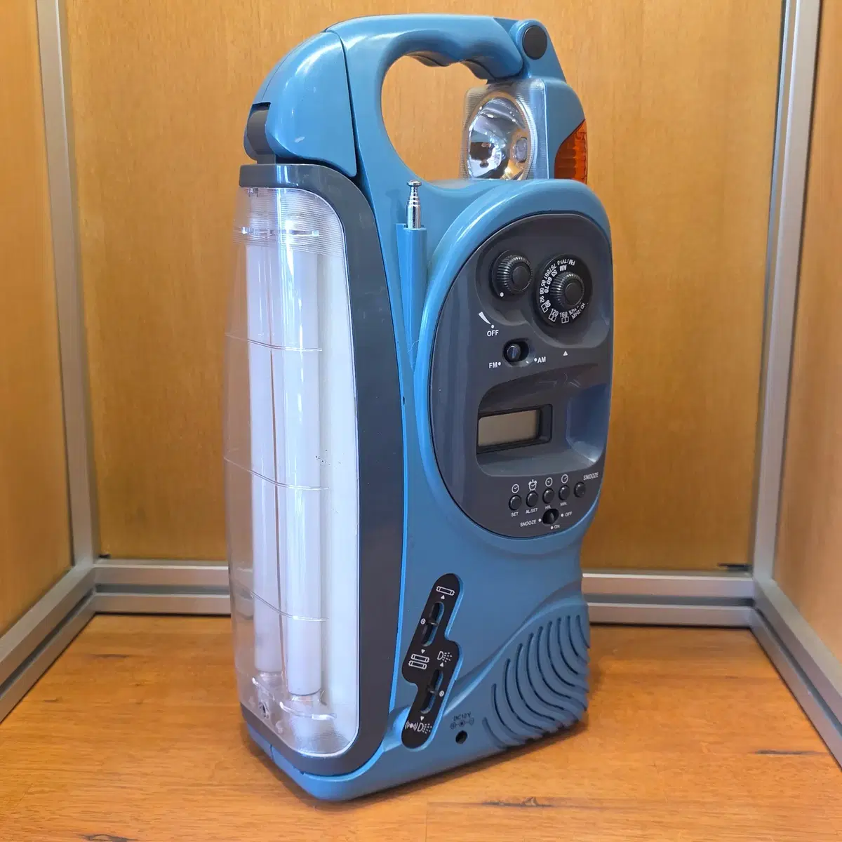 Vintage Multifunction Emergency Radio Lantern