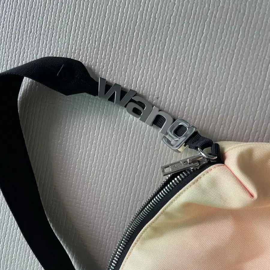 알렉산더왕 로고 숄더백