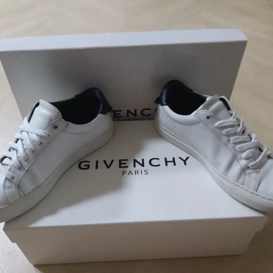 GIVENCHY (정품) 지방시 화이트 스니커즈 235