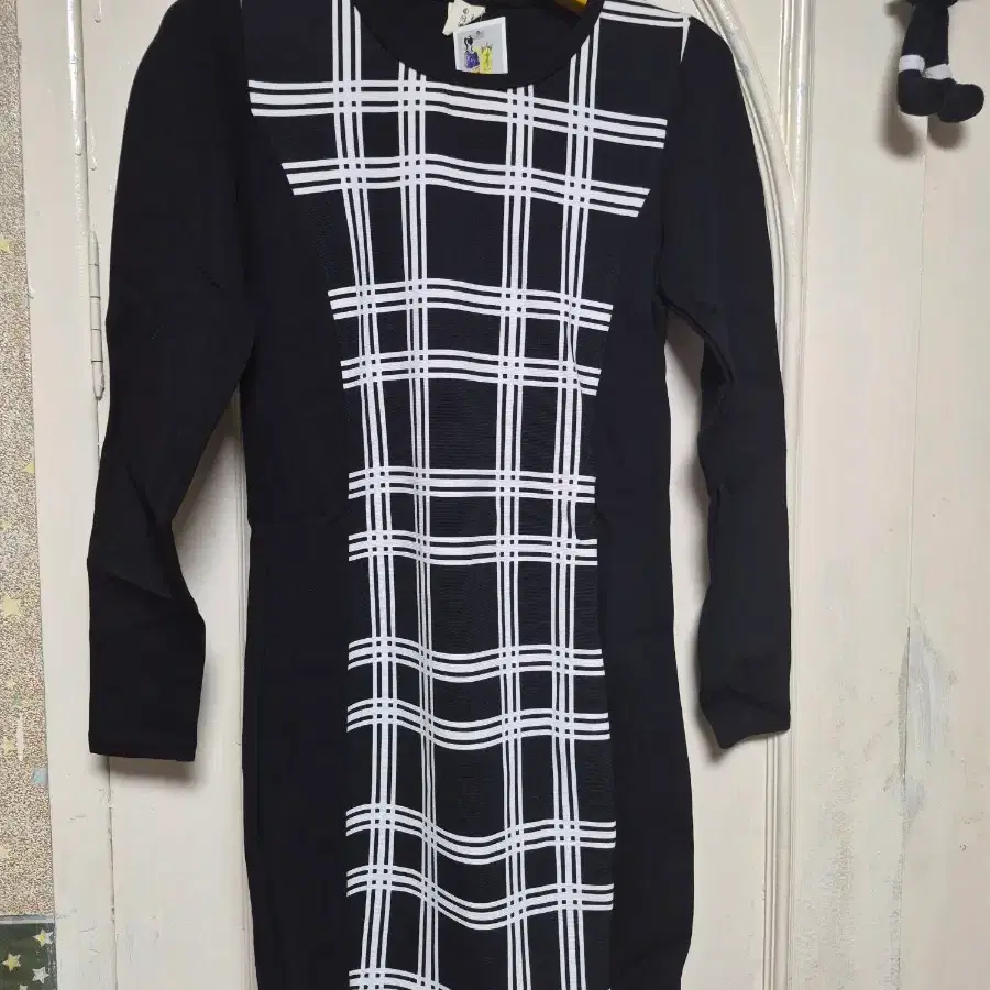 체크 패턴 긴팔 원피스 블랙