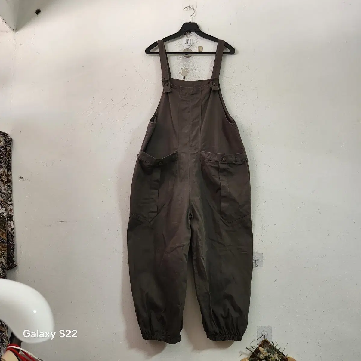 카키색 멜빵 바지