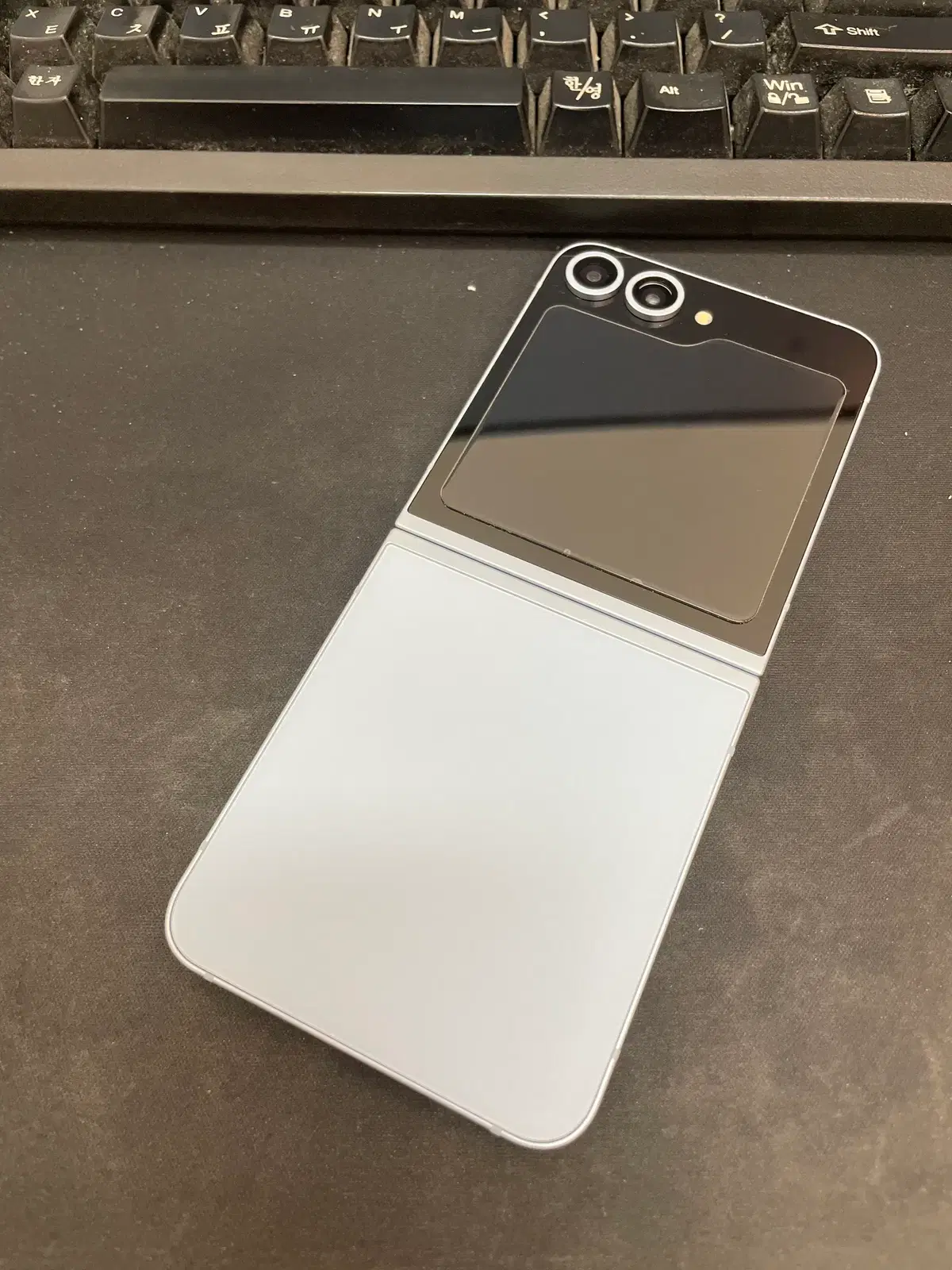 갤럭시Z플립6 블루 256GB 무잔상 상태좋은 중고38만3천팝니다