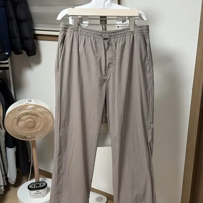 뉴에라 블랙라벨 아이스 테크 와이드팬츠 카키그레이