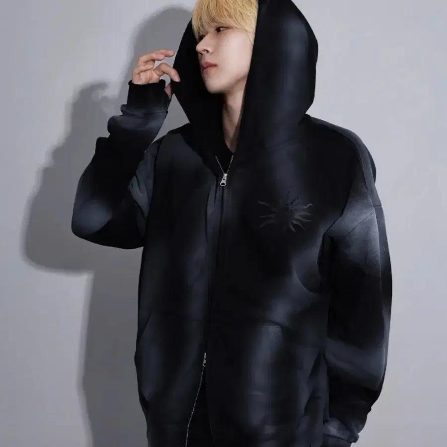 피마다지윈 aurora eyes 후드집업