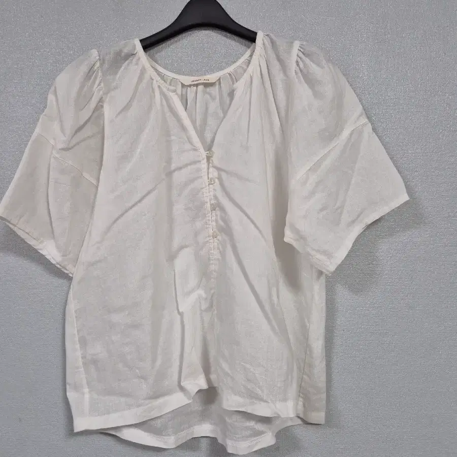 LONDON LACE Y넥 린넨 블라우스 66